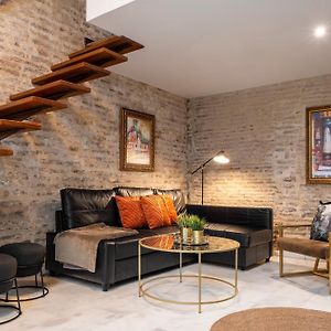 Unika Homes Hombre De Piedra